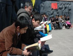 Anıt önünde kitap okudular